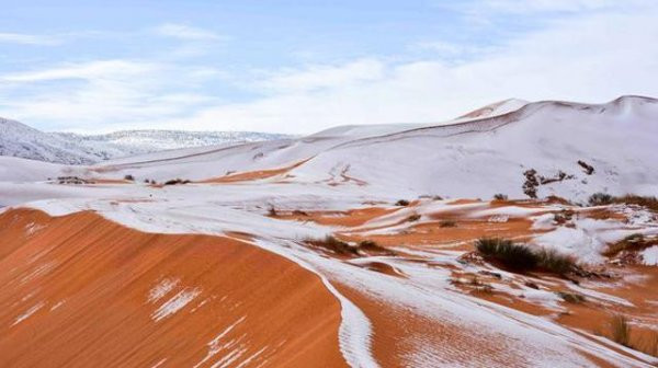 Tuyết rơi trên sa mạc nóng nhất thế giới Sahara Không phải chỉ 1 lần, đây là lần thứ 3 trong vòng chưa đầy 4 thập kỷ, người dân địa phương ghi nhận hiện tượng bất thường này. Sa mạc Sahara bị phủ đầy bởi tuyết, họ đã choáng váng khi thấy tuyết phủ tràn lên những cồn cát đỏ au.