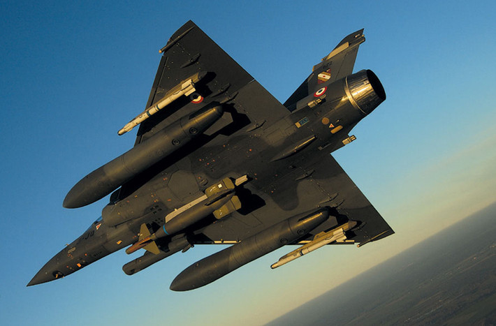 Về mặt hỏa lực, Mirage 2000 mang được 6,3 tấn vũ khí trên 9 giá treo gồm: tối đa 6 tên lửa không đối không MICA IR/IF; tối đa hai tên lửa không đối hai AM.39 Exocet; tối đa 2 tên lửa dẫn đường AS-30L; tối đa 2 bom thông minh GBU-12 hoặc GBU-49; tối đa một bom thông minh GBU-16 hoặc GBU-24. Trong chế độ đối đất, ngoài bom và tên lửa Mirage 2000 tùy chọn mang thêm được tên lửa đối không MICA hoặc Magic.