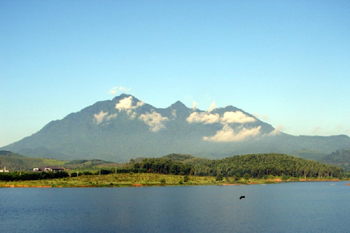 Núi Ba Vì như một đầu rồng hùng mạnh, còn thân rồng chạy suốt tới phương Nam (dãy Trường Sơn). Trong Dư Địa Chí của Nguyễn Trãi có viết: “… Núi ấy là núi tổ của nước ta đó”.