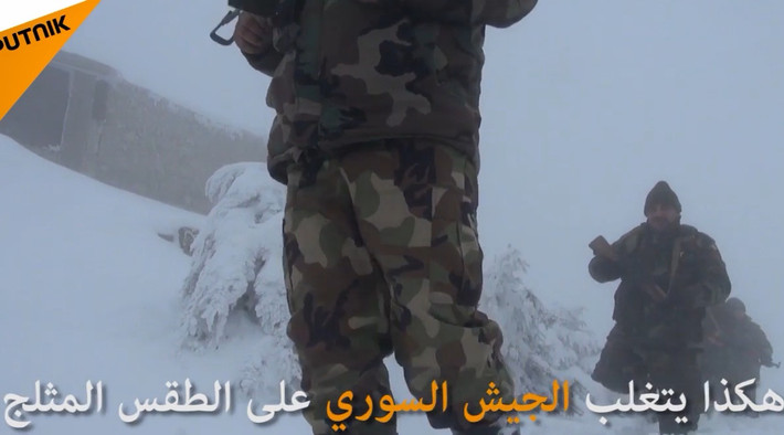 Tuy nhiên, rất bất ngờ là trong mùa Đông năm nay, tại Syria đã có tuyết rơi rất dày, nhiệt độ hạ xuống mức rất thấp. Thực tế thì trong lịch sử Syria vẫn có mùa đông có tuyết và được đánh giá là dễ chịu. Dẫu vậy, việc tuyết rơi dày ảnh hưởng phần nào tới khả năng tác chiến của Quân đội Syria cũng như đối thủ. Nhưng không vì thế mà trận chiến tạm ngừng, tiếng súng vẫn nổ ra khắp nơi. Nguồn ảnh: Sputnik