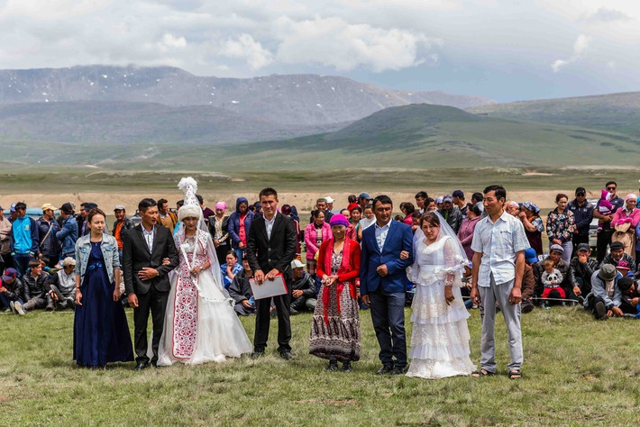 Sinh hoạt với cộng đồng là một nét đặc trưng trong đời sống của người Kazakh. Dân tộc này xem lòng hiếu khách là điều thiêng liêng. Khi đến thăm các gia đình du mục, bạn sẽ được mời một tách trà ấm, bát sữa và nhiều đồ ăn khác.