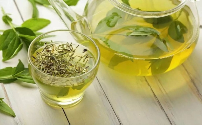 Uống trà xanh để giúp tăng cường tuổi thọ, giảm nguy cơ bị bệnh tim, tăng cường trí nhớ và quan trọng là giúp làm chậm quá trình lão quá.
