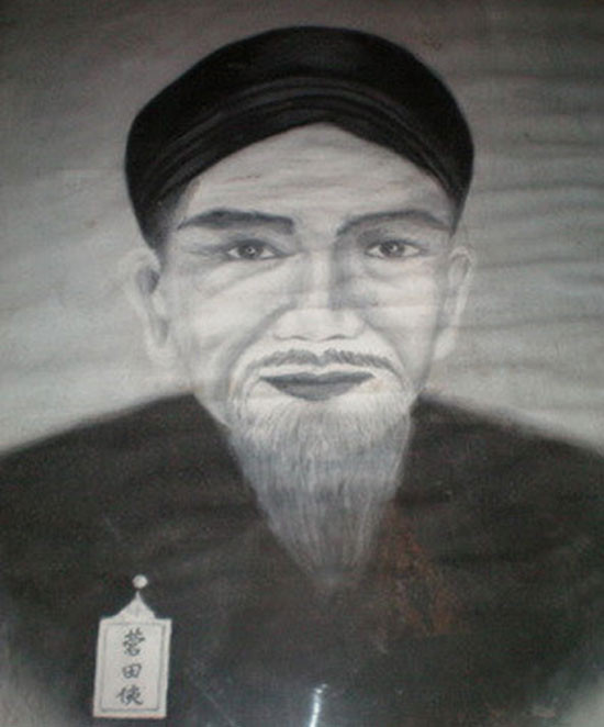Nguyễn Công Trứ tự là Tồn Chất, hiệu Ngộ Trai, biệt hiệu là Hi Văn (1778-1858), người làng Uy Viễn, huyện Nghi Xuân, tỉnh Hà Tĩnh. Theo một số tài liệu, ông sinh ra ở Quỳnh Côi, Quỳnh Phụ, Thái Bình, năm 10 tuổi theo gia đình về quê cha ở Hà Tĩnh.