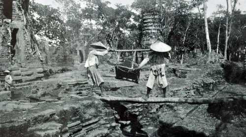 Công lao của Nguyễn Công Trứ được ghi nhận ở nhiều lĩnh vực. Ông có sáng kiến chiêu mộ dân nghèo, đắp đê lấn biển, lập ấp, khai sinh các huyện Kim Sơn (thuộc tỉnh Ninh Bình ngày nay), Tiền Hải (thuộc tỉnh Thái Bình ngày nay)…