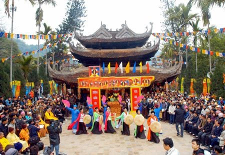 Ngày nay, các nhà sử học đều khẳng định, Nguyễn Công Trứ là một trí thức lớn, một nhà chính trị và nhà thơ lớn của dân tộc. Cuộc đời ông là bản hùng ca về khí phách nam nhi và cái ngông của bậc dũng tướng. (Ảnh: Lễ hội đền Nguyễn Công Trứ).