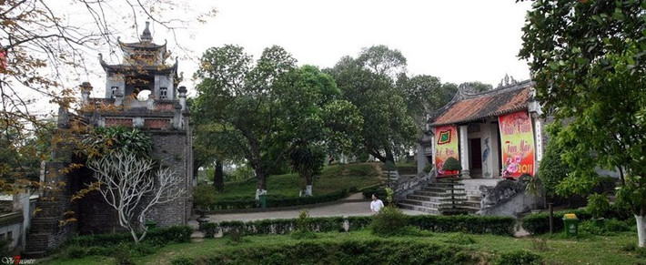 Ngoài ra, thành được xây bên cạnh con sông Hoàng để dùng sông này vừa làm hào bảo vệ thành vừa là nguồn cung cấp nước cho toàn bộ hệ thống hào vừa là đường thủy quan trọng.