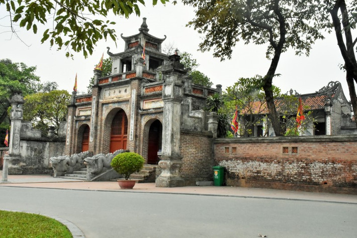 Ngay sau khi xây thành, Thục An Dương Vương đã chiêu tập những thợ mộc giỏi, sử dụng gỗ ở địa phương đóng thuyền chiến. Những hiệp thợ chuyên rèn vũ khí cũng xuất hiện, chế tạo côn, kiếm, dáo, mác và nỏ liên châu, mỗi phát bắn nhiều mũi tên. Có nhiều bằng chứng khảo cổ về sự tồn tại của hàng chục vạn mũi tên đồng, cho thấy nỏ liên châu được dùng ở đây.