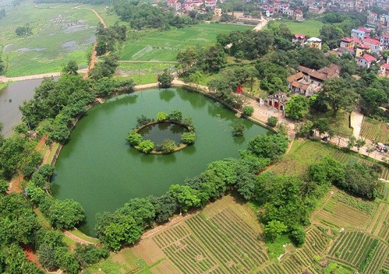 Xung quanh Cổ Loa, một mạng lưới thủy văn dày đặc được tạo ra, thành một vùng khép kín, thuận lợi cho việc xây dựng căn cứ thủy binh hùng mạnh.