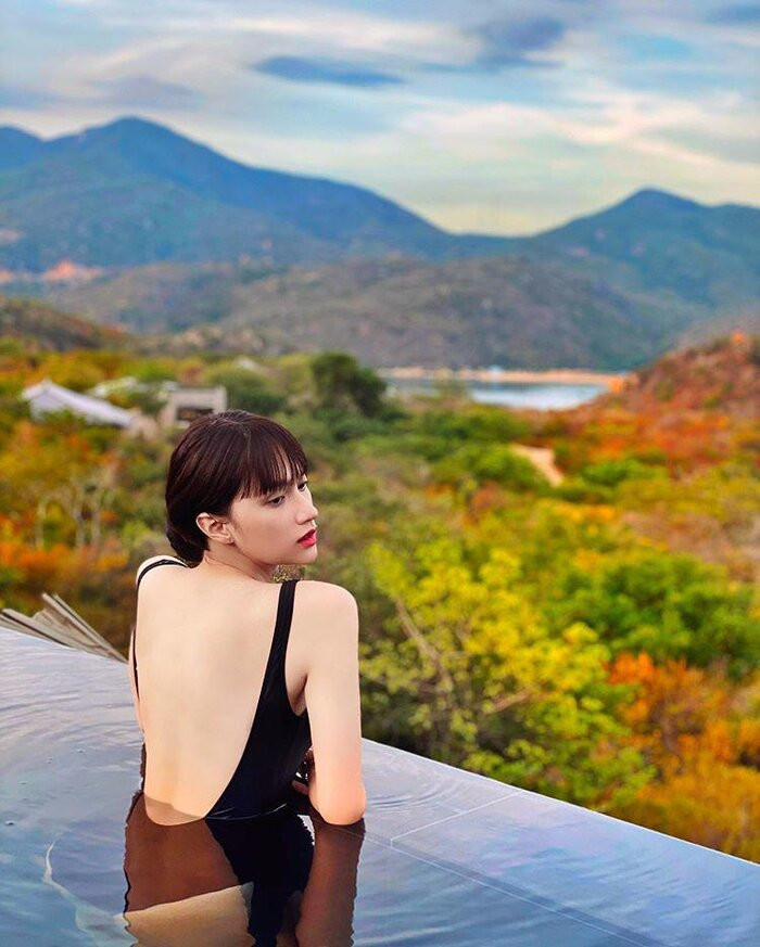 Lần khác, cô nàng chọn áo tắm đơn sắc có phần cắt khoét nơi lưng.