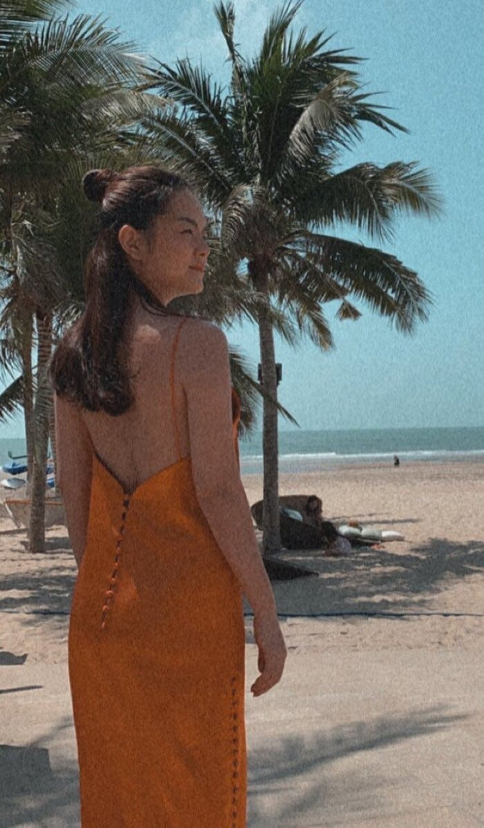 Không xuất hiện trên thảm đỏ, mẫu đầm lụa nhẹ nhàng hai dây mong manh lại được bà mẹ trẻ chọn khi thả dáng trên bãi biển.