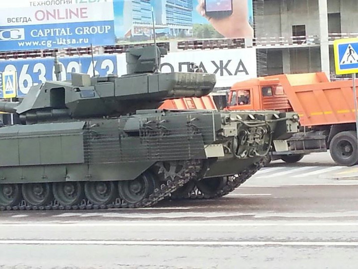 Ở trên nóc tháp pháo, về phía đuôi pháo được trang bị trạm điều khiển vũ khí từ xa lắp súng máy 7,62mm thay vì 12,7mm.