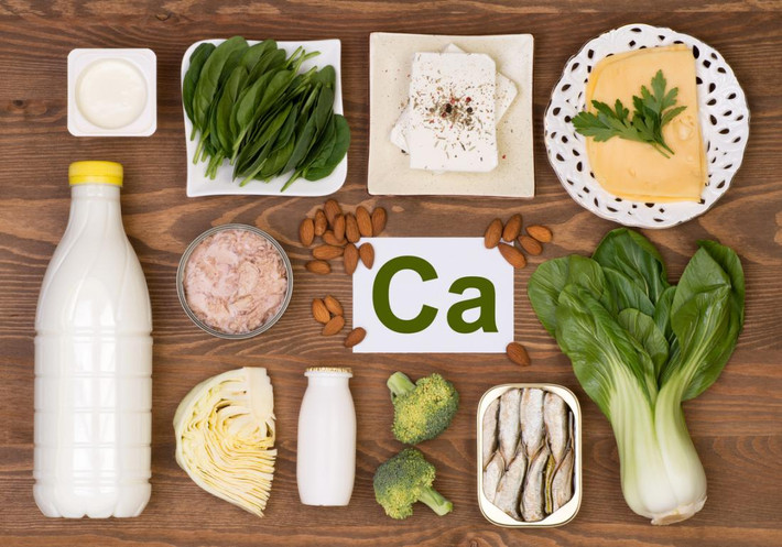 Ăn thực phẩm giàu canxi như sữa (thường được bổ sung vitamin D), sữa chua, các loại hạt và hạt, đậu, rau lá xanh đậm và cá mòi.