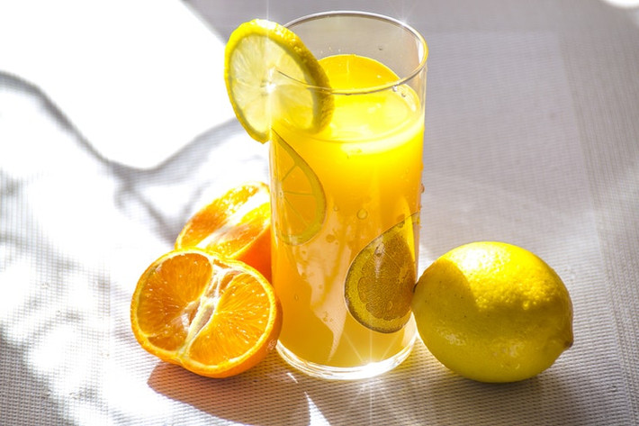 Con người là động vật có vú duy nhất có thể tổng hợp vitamin C, vì vậy chúng ta phải biết tận dụng và sử dụng các thực phẩm giàu vitamin C. Chúng bao gồm cam, dưa hấu, dâu tây, dứa, kiwi và dưa đỏ.