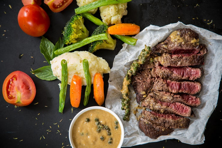 3. Chất đạm Nếu bạn muốn phát triển tăng chiều cao, bạn cần protein. Các axit amin trong protein được cơ thể dùng để tái tạo các mô và xương. Thịt bò giúp bạn tổng hợp L-orthinine, một loại axit amin có vai trò duy trì tế bào khỏe mạnh. Hãy lựa chọn ăn các loại thịt bò, gà và trứng làm giàu omega 3.