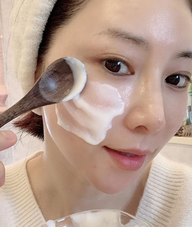 Công đoạn này giúp dưỡng chất như vitamin C, vitamin D, kẽm... thấm sâu vào da, chống lại loạt dấu hiệu lão hoá.