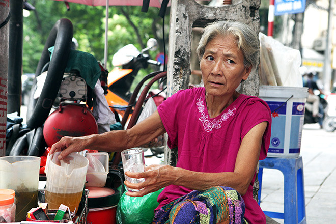 Trên phố Thủ đô, không khó bắt gặp những hình ảnh người già, tóc bạc phơ vẫn miệt mài mưu sinh. Từ bán nước ven đường...