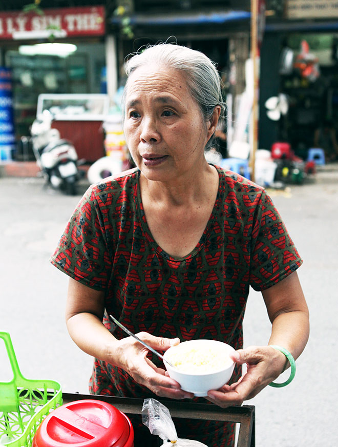 Ngày ngày đẩy xe hàng bán xôi chè trên phố Trần Qúy Cáp, bà Sửu tâm sự: "Tôi bán hàng này hơn 30 năm nay rồi, tuổi đã cao nhưng tôi vẫn muốn lao động, bán hàng đến khi nào không đi được nữa mới thôi. Đến tuổi này, tiền không quan trọng lắm với tôi nhưng tìm niềm vui trong cuộc sống là điều quan trọng nhất".