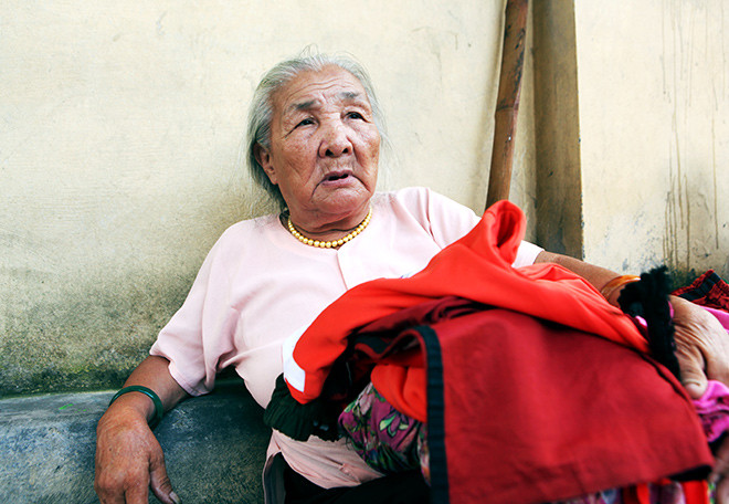Sống lang thang ở Hà Nội từ ngày còn trẻ, cụ Nguyễn Thị Ái Liên (SN 1932) hằng này bán quần áo dạo ở gần bốt Hàng Đậu, tối về ngủ ở chợ Đồng Xuân, cụ tâm sự: "Tôi quê Hải Phòng nhưng bỏ đi 50 năm nay, bố mẹ đã qua đời hết, giờ chỉ có anh em họ ở quê. Trước kia làm thuê, già tôi chuyển qua bán quần áo dạo".