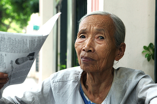 Cụ Nhâm đã bán báo dạo được hơn 10 năm nay, cụ có nhà và các con cháu sinh sống ở quận Hoàn Kiếm, cụ có lương hưu nhưng phương châm sống của cụ là không dựa vào con cháu. “Tuổi đã cao, tóc đã bạc, lưng đã còng nhưng đôi mắt tôi vẫn còn nhìn khá rõ, vẫn đọc được chữ nhỏ trên mặt báo”, cụ Nhâm chia sẻ.