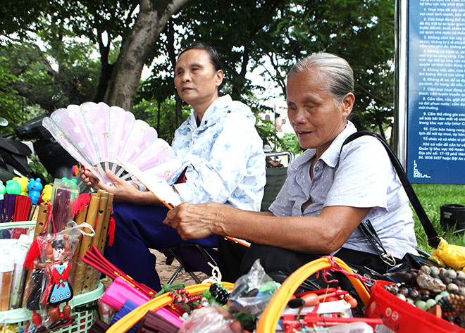 Ngồi bán dạo ven Hồ Gươm trước cổng đền Ngọc Sơn có hai cụ bà bị khiếm thị. Bà Hòa tóc đã bạc (65 tuổi) cho biết, bán dạo đã 18 năm nay ở Hà Nội, bị khiếm thị nhưng bà không muốn là gánh nặng cho xã hội.