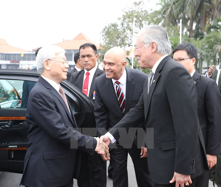 Bộ trưởng Bộ Thương mại Indonesia Enggartiasto Lukita và một số quan chức đón Tổng Bí thư Nguyễn Phú Trọng tại sân bay Quốc tế Soekarno-Hatta.