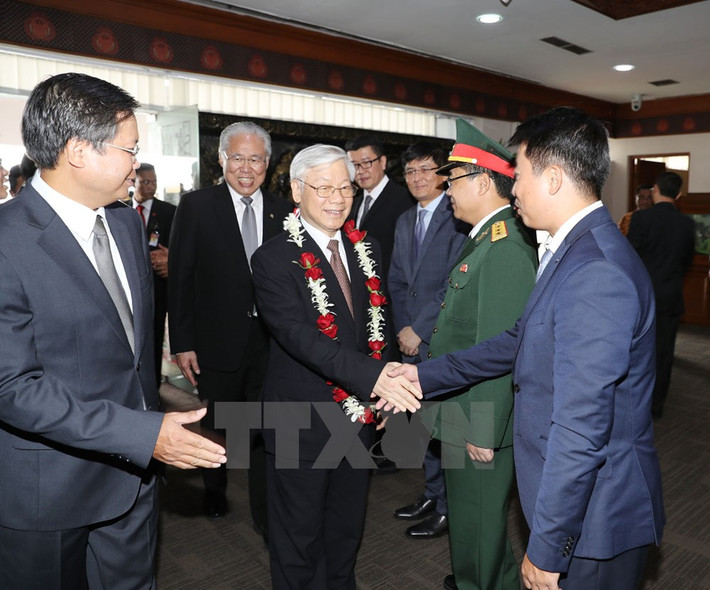 Cán bộ, nhân viên Đại sứ quán và Phái đoàn Việt Nam tại ASEAN, đại diện cộng đồng và doanh nghiệp Việt Nam đón Tổng Bí thư Nguyễn Phú Trọng tại sân bay Quốc tế Soekarno-Hatta.
