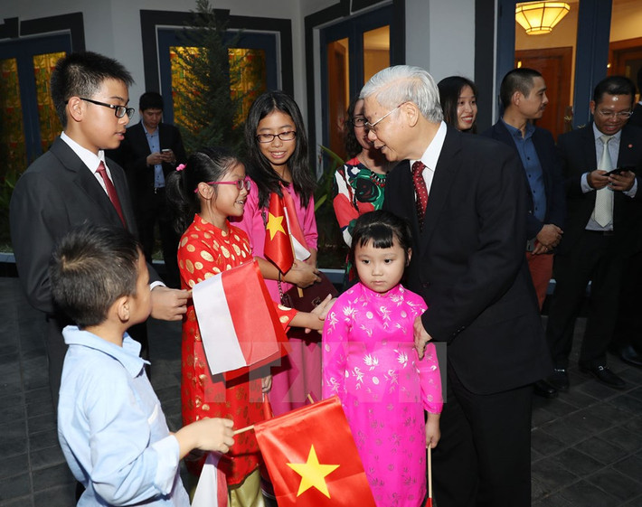 Tổng Bí thư Nguyễn Phú Trọng với con em cán bộ , nhân viên Đại sứ quán, đại diện cộng đồng Việt Nam.