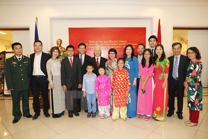 Tổng Bí thư Nguyễn Phú Trọng chụp ảnh chung với cán bộ , nhân viên Đại sứ quán , đại diện cộng đồng Việt Nam.
