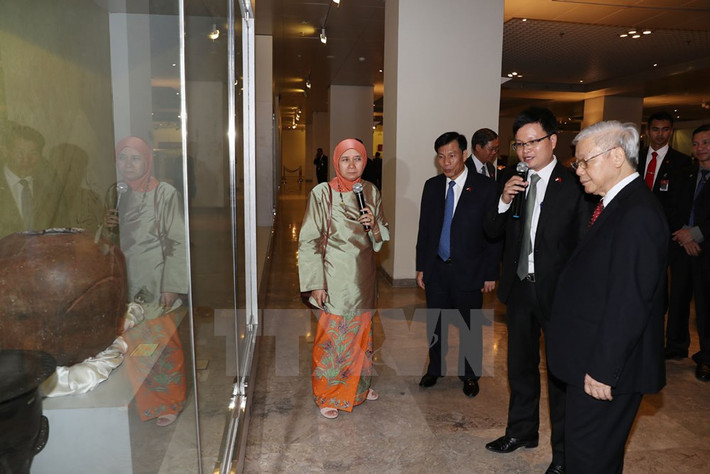 Tổng Bí thư Nguyễn Phú Trọng đến thăm Bảo tàng Quốc gia Indonesia.