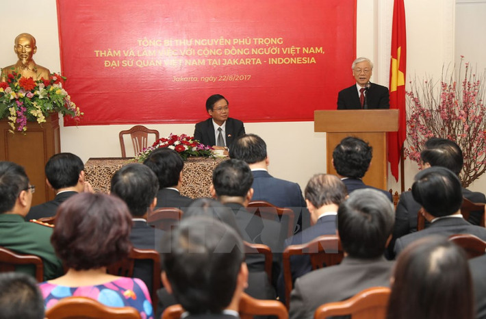 Tổng Bí thư Nguyễn Phú Trọng đến thăm và nói chuyện với cán bộ , nhân viên Đại sứ quán và Phái đoàn Việt Nam tại ASEAN, đại diện cộng đồng và doanh nghiệp Việt Nam.