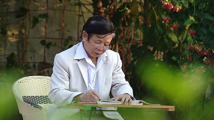 Nguyễn Phan Hách tên thật là Nguyễn Xuân Hách, sinh năm 1944 tại Bắc Ninh. Ông sáng tác thơ văn từ sớm, nhưng nổi tiếng với 2 bài thơ Làng quan họ và bài thơ Hoa sữa sau này được phổ nhạc thành Làng quan họ quê tôi và Mối tình đầu rất nổi tiếng.