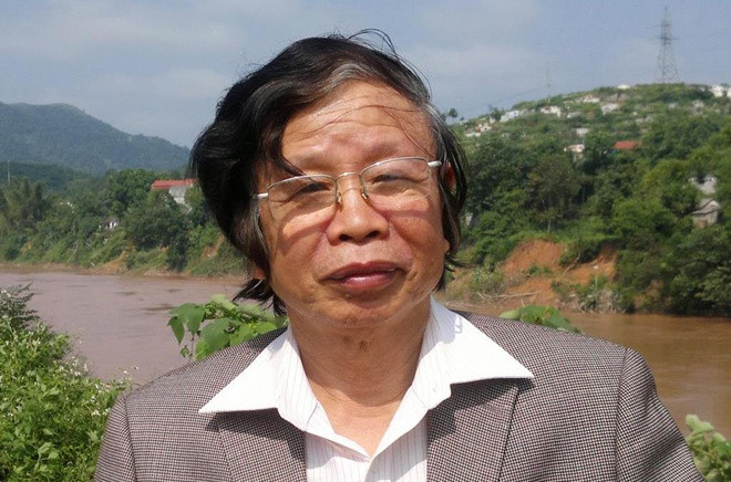 Nguyễn Phan Hách sáng tác Hoa sữa khi đã ngoại tứ tuần. Tác phẩm chinh phục con tim bao thế hệ những cung bậc cảm xúc, ngọt ngào, trong trẻo đến bùi ngùi tiếc nuối cho một mối tình. “Tình yêu đầu tưởng không gì chia cắt/Vậy mà tan trong sương gió mong manh”.