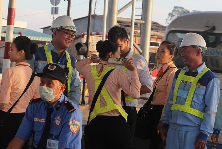 Giữa những nóng bức, bực bội, thậm chí có lúc đến mức lộn xộn ở khu bán vé BOT Cai Lậy là những nụ cười của những cô gái, chàng trai nhân viên của BOT Cai Lậy.