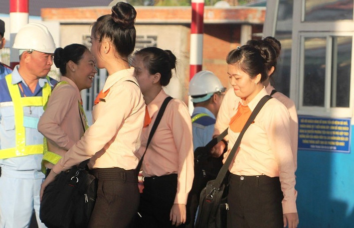 Họ là những nhân viên làm công ăn lương và thực thi nhiệm vụ do công ty giao phó, còn những khúc mắc dẫn đến tình trạng “nóng bỏng” ở trạm tthu phí BOT Cai Lậy họ hoàn toàn vô can. Thế nên, những nụ cười của những cô gái, chàng trai ấy dường như làm dịu bớt không khí nóng bức…