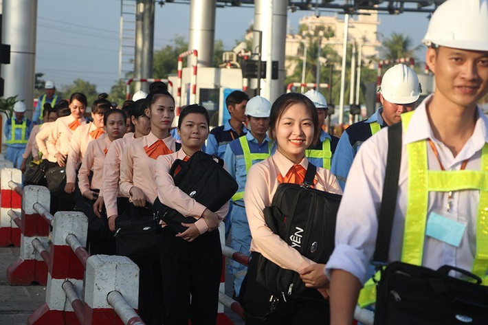 Anh em tài xế dẫu có phản ứng, nóng nảy nhưng chưa thấy ai nặng lời thái quá với nhân viên. Họ cũng biết đằng sau những nhân viên ấy là các gia đình và họ làm công việc vì manh áo, miếng cơm.