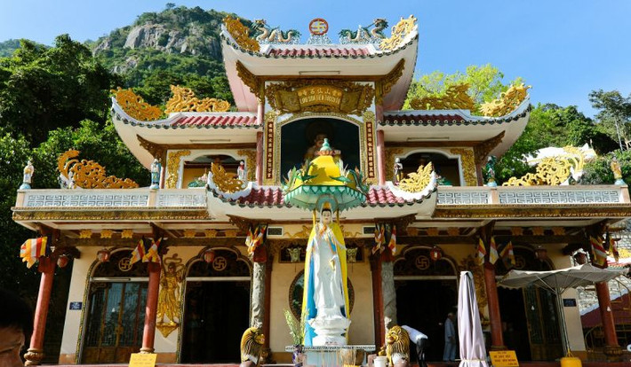 Việc hô “khỏe” của các đoàn hành hương có nhiều lợi ích. Thứ nhất, họ tự khích lệ quyết tâm vượt qua cơn mệt nhọc và nỗi sợ hãi để đi đến nơi về thật sớm. Thứ hai, các thành viên của đoàn sẽ không lạc nhau. Thứ ba, việc hô to như vậy sẽ xua đuổi thú dữ. Lâu dần, việc hô như vậy thành lệ, truyền sang đời sau và biến thành niềm tin tâm linh là Bà cấm than mệt khi đi viếng Bà?”