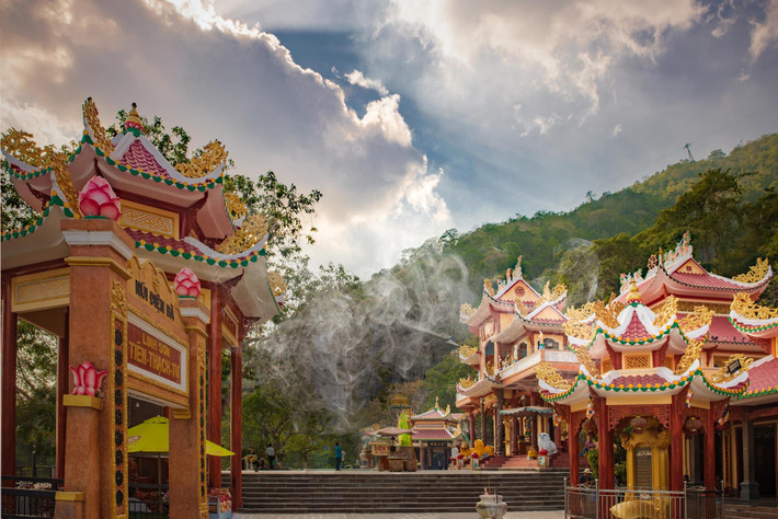 Sau khi nghe hết câu chuyện, nhà sư bèn tỉnh dậy và cho người đi tìm thi thể nàng, đem về mai táng. Vì vậy nhà sư gọi nàng là nàng Đen và người đời sau gọi nàng là Bà Đen để bày tỏ lòng tôn kính của mình.