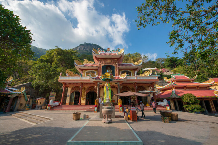 Người dân nơi đây cho biết, ngày xưa đường lên núi Bà Đen cực kỳ gian nan. Muốn lên tới đỉnh phải băng qua những tảng đá dưới những tán rừng đầy thú dữ. Hồi đó, có một giao ước bất thành văn rằng: Khi leo núi cấm thốt tiếng “mệt”.