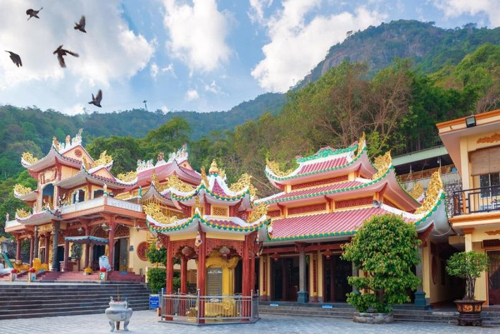 Núi Bà Đen nằm cách thị xã Tây Ninh khoảng 8 km, được biết đến như là nóc nhà của vùng Nam Bộ, với đỉnh cao nhất là 986m, diện tích 24km2, được hình thành bởi ba ngọn núi: núi Heo, núi Phụng, núi Bà Đen.