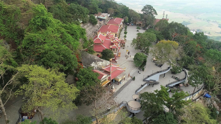 Tương truyền, khi chúa Nguyễn Ánh bị quân Tây Sơn đánh đuổi, chạy đến núi Bà Đen trốn đã được bà Ben báo mộng chỉ cách thoát thân.