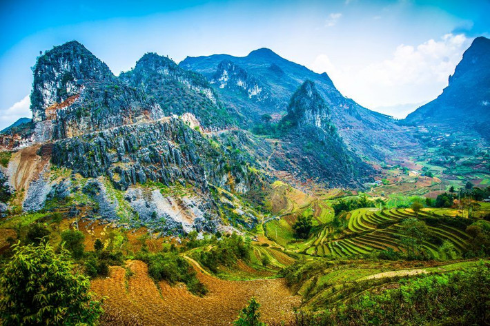 Công viên địa chất (CVĐC) toàn cầu UNESCO Cao nguyên đá Đồng Văn nằm ở độ cao trung bình từ 1.200m so với mực nước biển, có diện tích là 2356,8km2, trải dài qua địa bàn 4 huyện Quản Bạ, Yên Minh, Đồng Văn và Mèo Vạc của tỉnh Hà Giang.