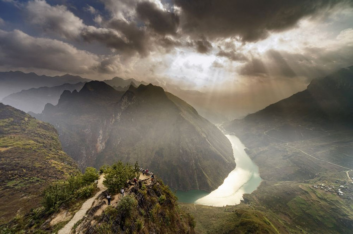 Do địa hình hiểm trở, chia cắt mạnh nên khí hậu trên Cao nguyên đá Đồng văn mang nhiều sắc thái ôn đới và chia làm 2 mùa: mùa mưa và mùa khô. Nhiệt độ trung bình năm khoảng 24-28ºC, mùa đông nhiệt độ có khi xuống tới -5ºC.