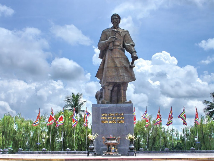 Ba lần đánh thắng quân xâm lược Nguyên Mông (1257 - 1288), công lao của Trần Hưng Đạo là vô cùng to lớn với nhà Trần. Đại Việt sử ký toàn thư viết rằng: “tiếng vang đến phương Bắc, khiến chúng thường gọi ông là An Nam Hưng Đạo Vương mà không dám gọi thẳng tên”.