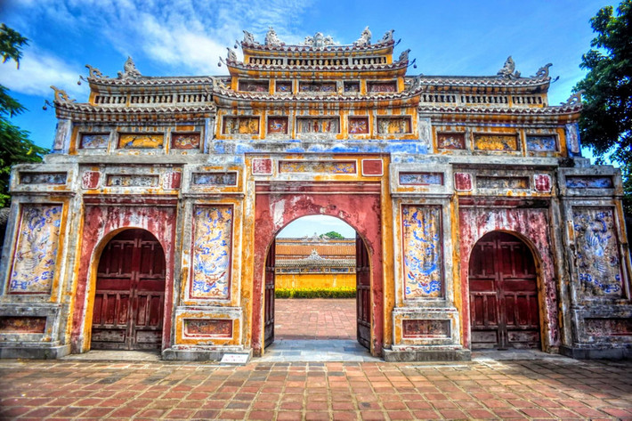 Không chỉ nghiêm khắc trong việc dạy bảo Vua, bà còn là người sống giản dị, tiết kiệm. Khi cung nhân dâng đèn sáp để thắp sáng cung Gia Thọ (sau là cung Diên Thọ), bà thường dạy cất bớt đi, khi dồn được số nhiều, bà lại sai người đem vào dự trữ trong kho của triều đình.
