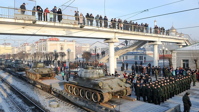 Tại thành phố Irkutsk, đoàn tàu 30 chiếc T-34 của Lào được hàng trăm người dân đón đợi, trong đó có các cựu binh của cuộc Chiến tranh Vệ quốc vĩ đại, quân nhân và thiếu sinh quân. Cuộc mít tinh có sự tham gia của tư lệnh trưởng và đại diện của sư đoàn tên lửa 29 thuộc Lực lượng tên lửa chiến lược Nga. Trước cuộc mít tinh, ban quân nhạc và các nhóm nghệ thuật địa phương biểu diễn những bản nhạc thời chiến, khi đoàn tàu vào ga, tất cả người đón đều được tiếp cận trực tiếp với những chiếc tăng T-34 từ Lào về quê hương.