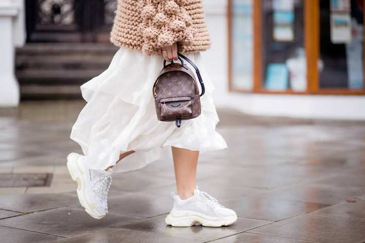 Giày sneaker màu trắng: Một đôi giày sneaker màu trắng là món không thể thiếu trong tủ đồ của các cô gái, chàng trai thời hiện đại. Sneaker trắng có thể kết hợp với nhiều kiểu trang phục, đem lại cho bạn vẻ ngoài trẻ trung, năng động và tự tin. Ảnh: Glamourmagazine.