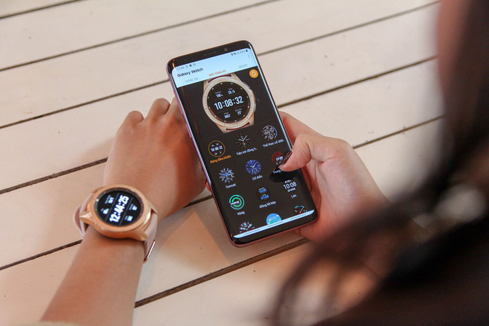 Bộ đôi điện thoại và đồng hồ thông minh của Samsung là vật bất ly thân được nhiều người trẻ lựa chọn. Công nghệ điều khiển qua giọng nói với trợ lý ảo Bixby hay tính năng thanh toán Samsung Pay đem lại cho người sử dụng những trải nghiệm thuận tiện, nhanh chóng. Ảnh: Thế Anh.