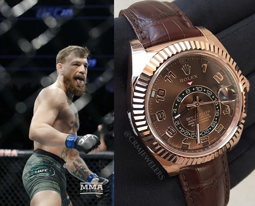 Với thu nhập khổng lồ, tay đấm triệu đô Conor McGregor không quá khó để tậu cho mình những chiếc đồng hồ hạng sang và một trong những chiếc đắt giá trong bộ sưu tập của anh là Rolex Sky Dweller, chiếc đồng hồ với phiên bản dây da màu nâu, case màu rose gold, giá gần 900 triệu.