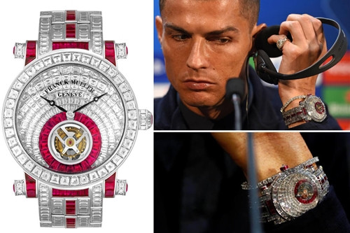 Năm 2018 đánh dấu nhiều biến động của Ronaldo khi anh bất ngờ dứt áo ra đi khỏi Real Madrid. Mặc dù vậy, chân sút Bồ Đào Nha vẫn dễ dàng đút túi 108 triệu USD trong năm vừa rồi và không ngại chi 1,3 triệu USD (khoảng 30 tỉ đồng) để tậu chiếc đồng hồ Franck Muller Invisible Set Tourbillon đính 474 viên kim cương baguette cùng 91 viên ruby.