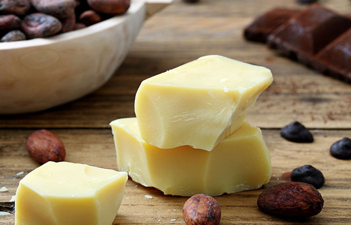 7. Bơ cacao Bạn sử dụng bơ cacao thoa một lượng nhỏ lên môi và để qua đêm. Bạn cũng có thể thay bằng bơ hạt mỡ, bơ đậu phộng thì chỉ thoa lên môi trong 5 - 10 phút, sau đó rửa lại bằng nước sạch. Có thể sử dụng bơ cacao mỗi ngày và trong vài ngày để môi bạn thoát khô, nứt nẻ.